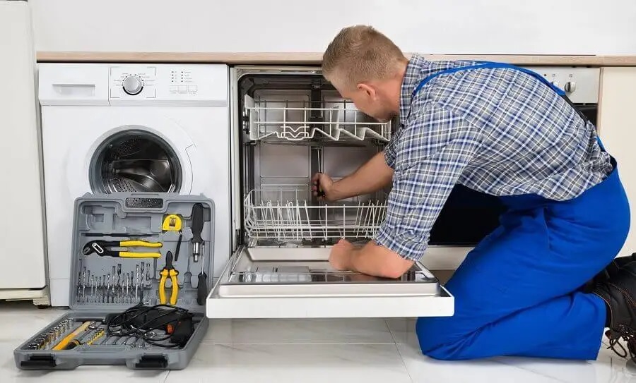 İzmit Miele servisi teknisyen ekibi beyaz eşya tamiri yaparken